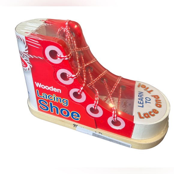 Wooden Tie Up Shoe Melissa and Doug - Picture 1 of 4